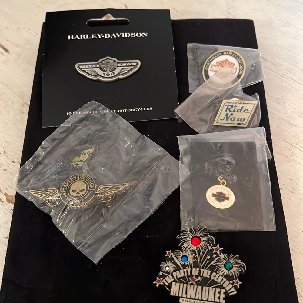 Lot Harley Davidson pins and sticker